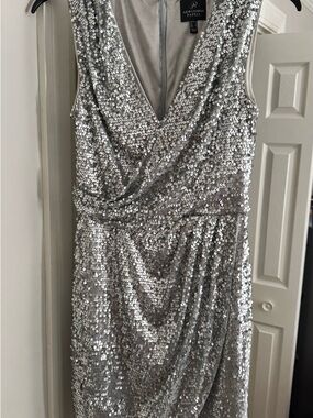 Adrianna Papell Silver Sequin Draped V-Neck Midi Dress Comfortable Fits like 6/8